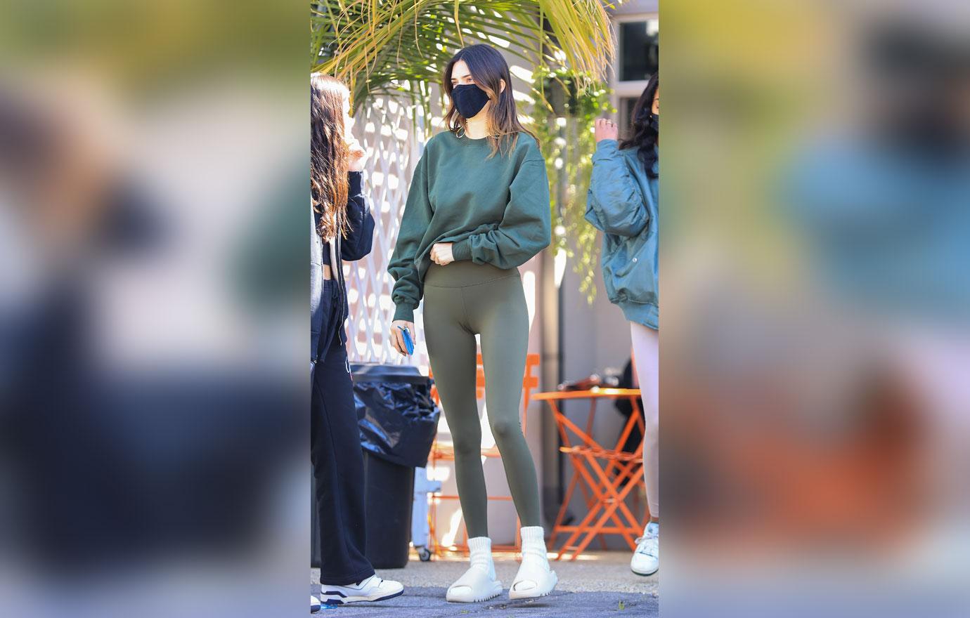 Kendall Jenner Wears Green Workout Outfit: Photos