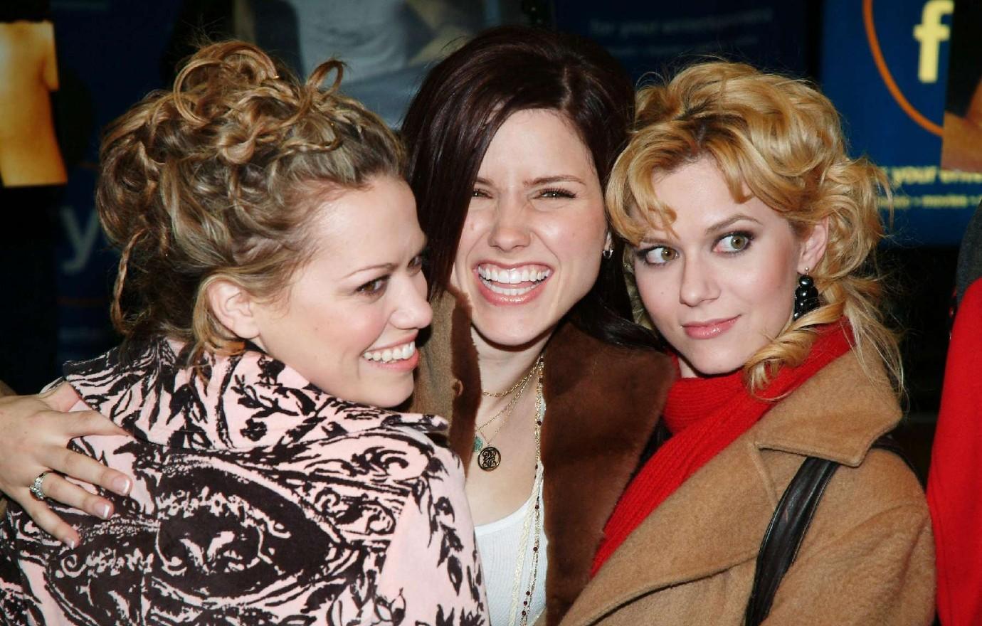 one tree hill reboot development netflix sophia bush hilarie burton