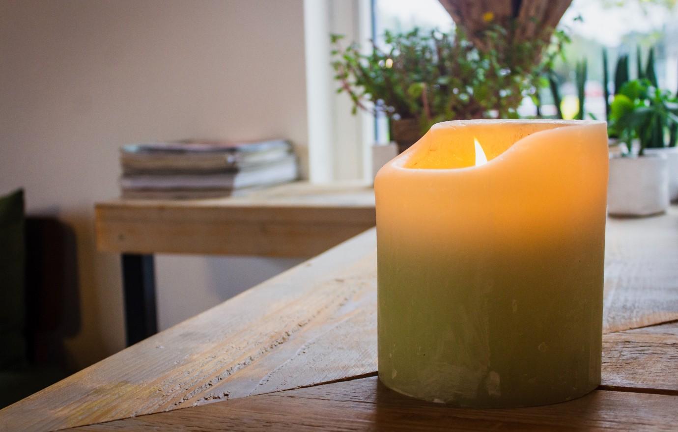 freshen up your home odor hacks candle